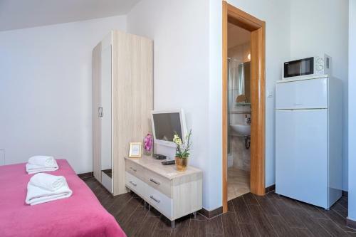 Hostal Rooms & Studio Villa Fio