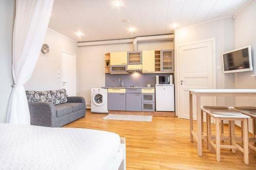Bright Studio Apartment Near Beach!
