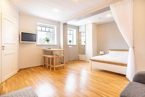 Bright Studio Apartment Near Beach!