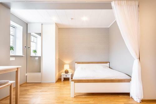 Bright Studio Apartment Near Beach!