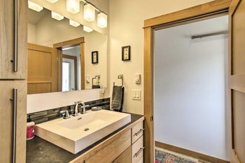 Big Timber Nature Retreat With Mountain Views!