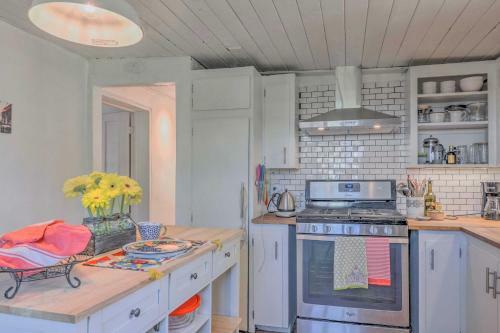 Chic Bungalow With Backyard Oasis 2 Mi To Dtwn