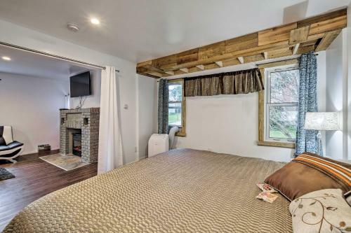 Gloversville Apartment With Fireplace And Essentials!