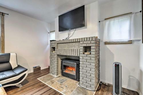Gloversville Apartment With Fireplace And Essentials!