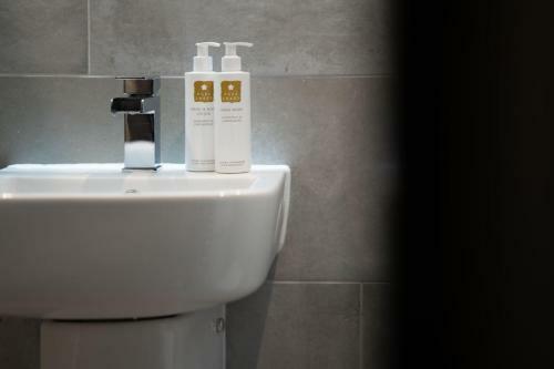 Spacious - Contemporary 2br Apartment - Central Ambleside - Parking