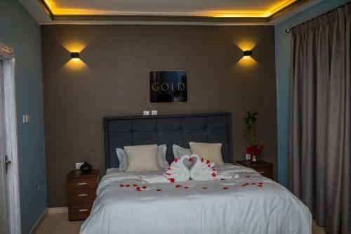 Hotel Piano And Gold Collections