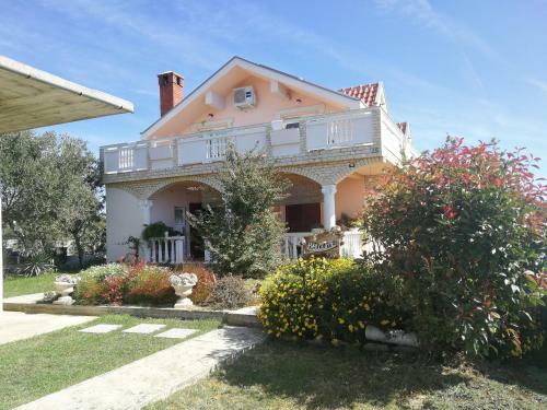 Villa Flora Maris Apartments