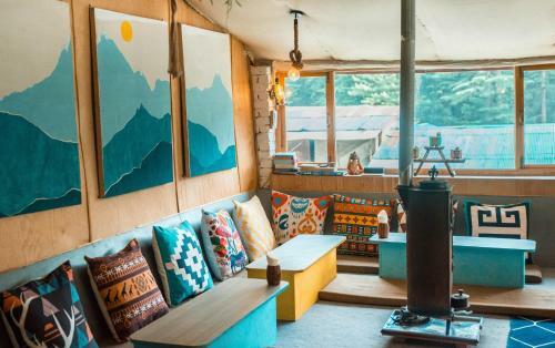 Young Monk Hostel & Cafe Old Manali