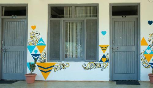 Young Monk Hostel & Cafe Old Manali