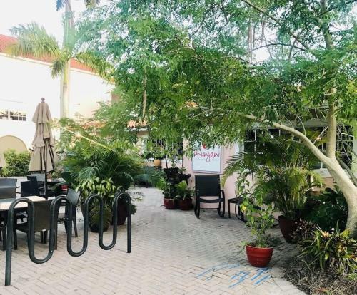 Sunny And Relaxing 2br Apartment With Parking!