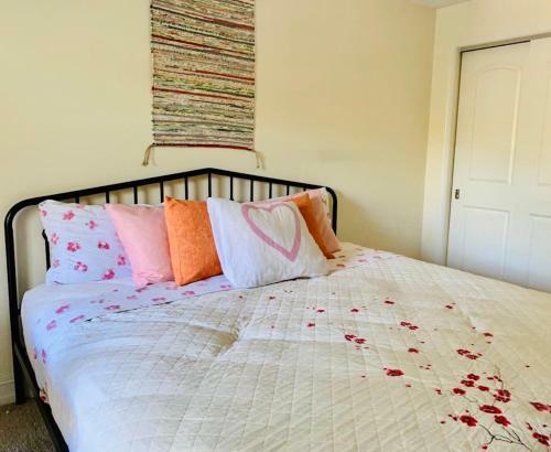 Sunny And Relaxing 2br Apartment With Parking!