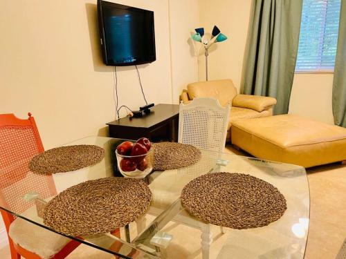 Sunny And Relaxing 2br Apartment With Parking!