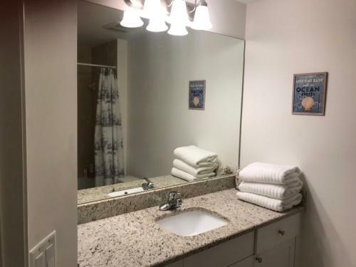 Sunny And Relaxing 2br Apartment With Parking!