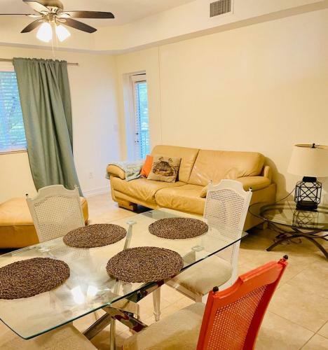 Sunny And Relaxing 2br Apartment With Parking!