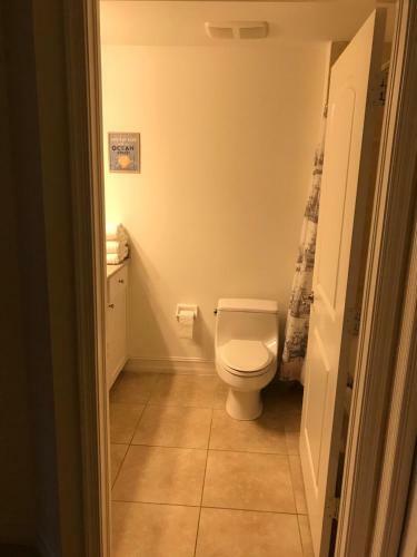 Sunny And Relaxing 2br Apartment With Parking!
