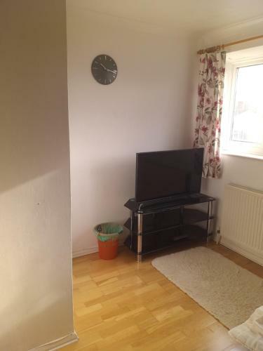 Large Double Room With Shared Bathroom