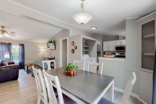 Denver Oasis Grove With 3 Bedrooms 2 Bathrooms And Yard