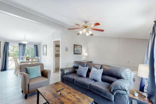 Denver Oasis Grove With 3 Bedrooms 2 Bathrooms And Yard
