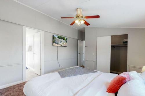 Denver Oasis Grove With 3 Bedrooms 2 Bathrooms And Yard