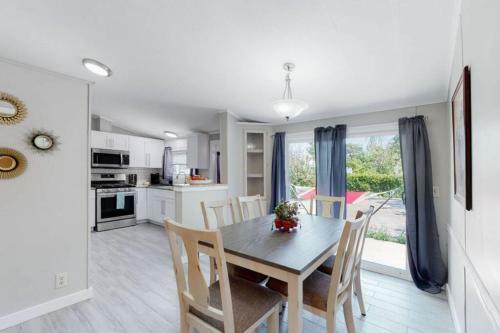 Denver Oasis Grove With 3 Bedrooms 2 Bathrooms And Yard