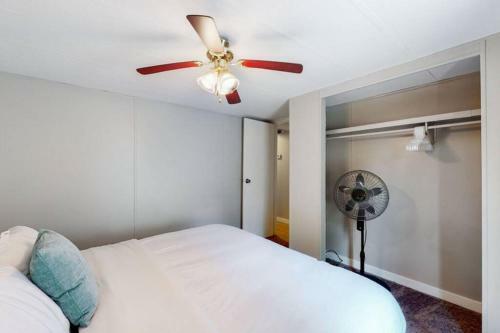 Denver Oasis Grove With 3 Bedrooms 2 Bathrooms And Yard