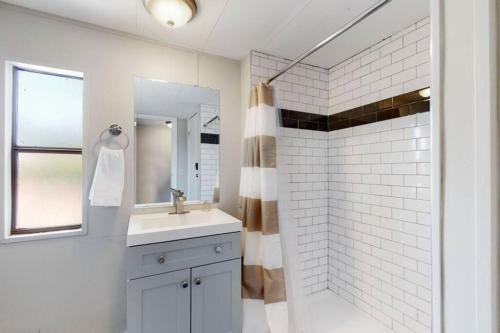 Denver Oasis Grove With 3 Bedrooms 2 Bathrooms And Yard