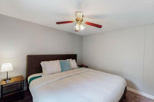 Denver Oasis Grove With 3 Bedrooms 2 Bathrooms And Yard