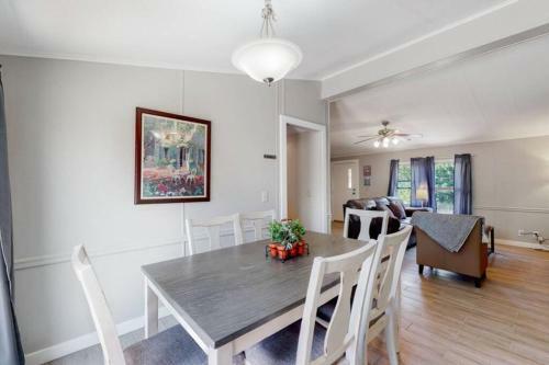 Denver Oasis Grove With 3 Bedrooms 2 Bathrooms And Yard