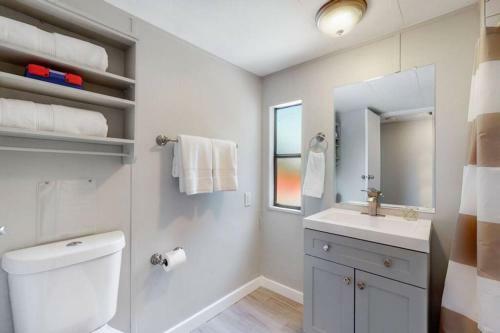 Denver Oasis Grove With 3 Bedrooms 2 Bathrooms And Yard