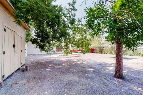 Denver Oasis Grove With 3 Bedrooms 2 Bathrooms And Yard