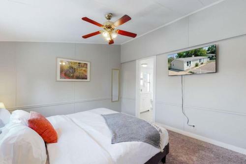Denver Oasis Grove With 3 Bedrooms 2 Bathrooms And Yard