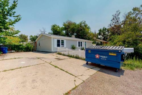 Denver Oasis Grove With 3 Bedrooms 2 Bathrooms And Yard