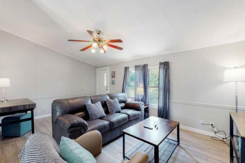 Denver Oasis Grove With 3 Bedrooms 2 Bathrooms And Yard