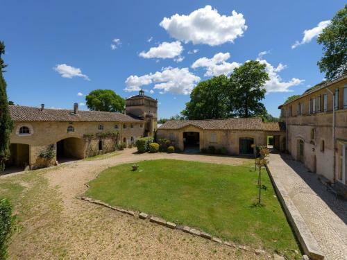 Spacious Apartment In Aimargues With Garden