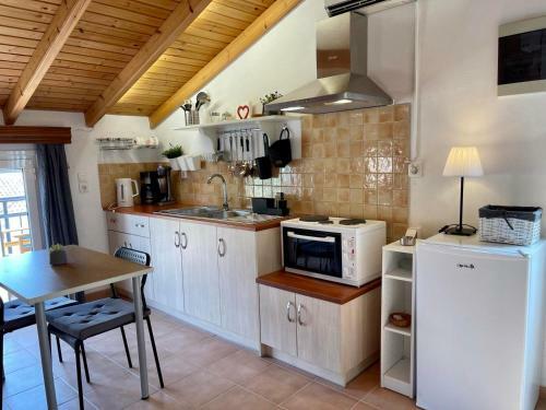 Cosy Loft Apartment In Argyrades Village