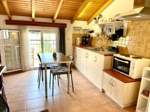 Cosy Loft Apartment In Argyrades Village