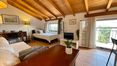 Cosy Loft Apartment In Argyrades Village
