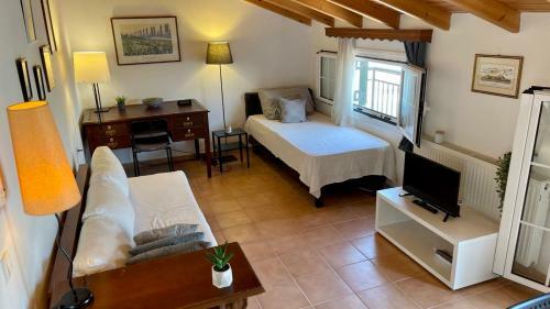 Cosy Loft Apartment In Argyrades Village