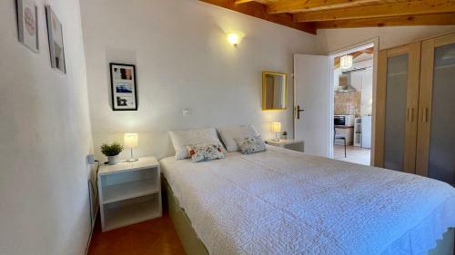 Cosy Loft Apartment In Argyrades Village