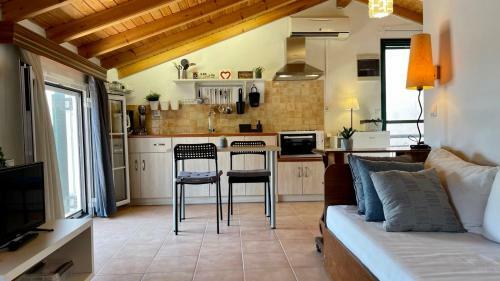 Cosy Loft Apartment In Argyrades Village