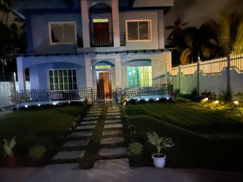 Villa Charming Apartelle With Swimming Pool -exclusive