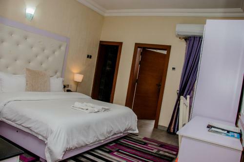 Hotel Signature By Royalty