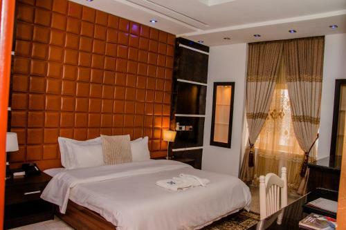 Hotel Signature By Royalty