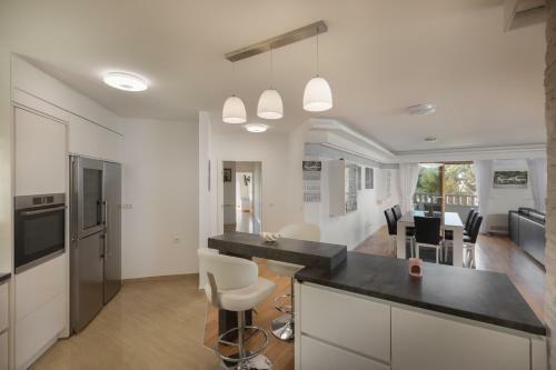 Luxury Green Beach Apartment