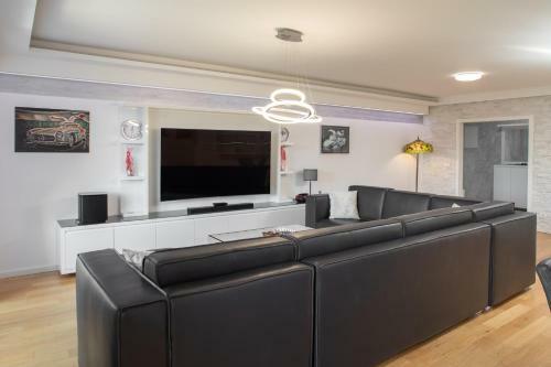 Luxury Green Beach Apartment