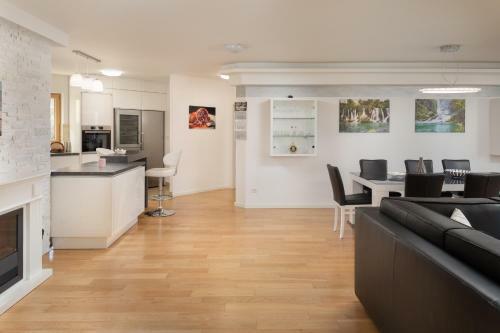 Luxury Green Beach Apartment