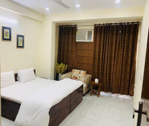 Entire Spacious Apartment With Park And Hill View