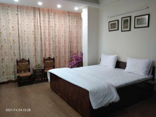 Entire Spacious Apartment With Park And Hill View