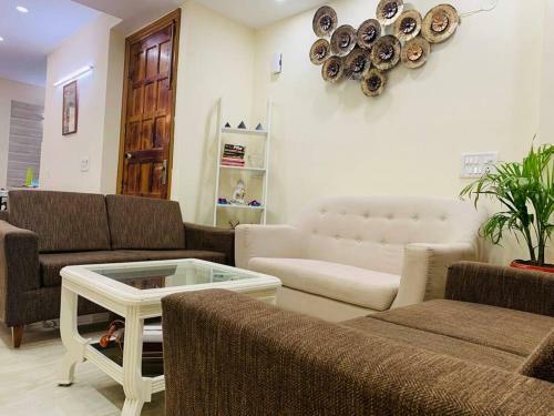 Entire Spacious Apartment With Park And Hill View