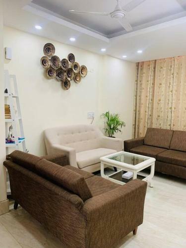 Entire Spacious Apartment With Park And Hill View